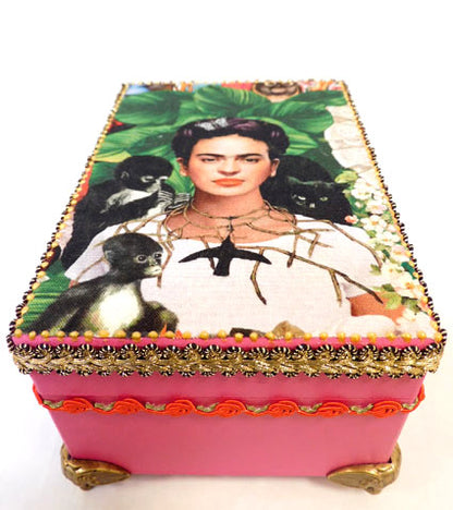 Kist/doos Frida portret met aapjes en kat, fuchsia